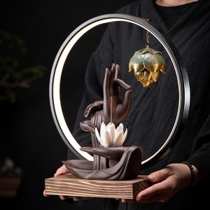 Thác khói trầm hương tay Phật