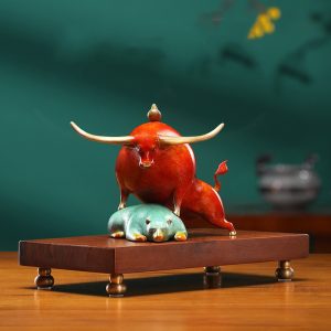 Tượng bò tót và gấu đối đầu để bàn CD590