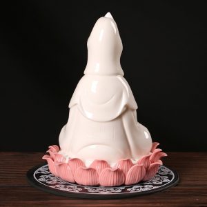 Tượng Quan Âm tọa đài sen bày trên oto CD500