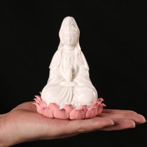 Tượng Quan Âm tọa đài sen bày trên oto CD500