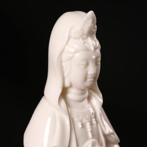 Tượng Quan Âm tọa đài sen bày trên oto CD500