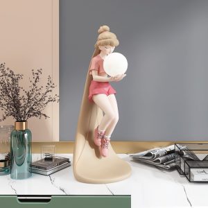 Tượng cô gái ôm bóng đẹp CD1431