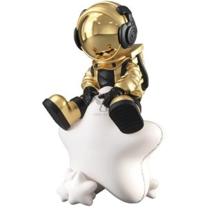 Tượng phi hành gia ngồi trên ngôi sao CD1522