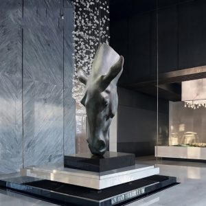 Tượng decor đầu ngựa nghệ thuật decor sảnh khách sạn CD594