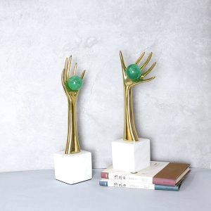 Trang trí phòng khách bàn tay vàng CD521