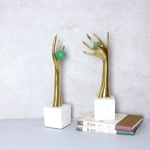 Trang trí phòng khách bàn tay vàng CD521