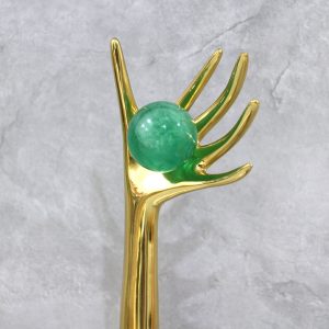 Trang trí phòng khách bàn tay vàng CD521