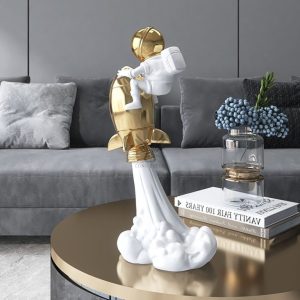 Tượng phi hành gia nhí ôm tên lửa CD1329